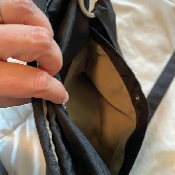 Baggallini crossbody bag Black 6 different compartments w/ flaps/zips/magnets. - Picture 10 of 15